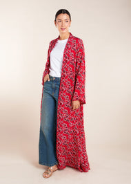 Expertly crafted with a loose fit and delicate lace trim, this kimono style top features small side slits. Perfect for everyday wear, this kimono adds a touch of elegance to any outfit. Pair it with one of our full slips for an elevated look, and take advantage of the convenient discreet side pockets. Red with floral print.