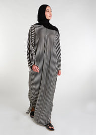 This print kaftan features side slits to allow for ease of movement. The free-flowing design makes it ideal for the summer season. For a snugger fit, consider sizing down as the kaftan is loose-fitting. Black and white stripes print.